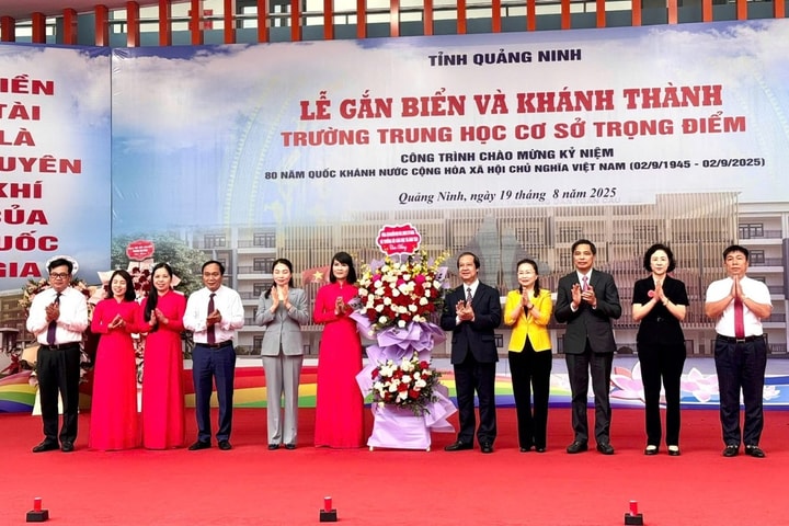 Bộ trưởng Bộ GD-ĐT Nguyễn Kim Sơn dự khánh thành Trường THCS Trọng Điểm (Quảng Ninh)