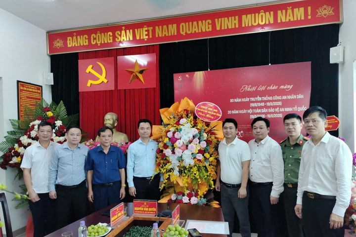 Lãnh đạo xã Bát Tràng chúc mừng lực lượng Công an xã nhân kỷ niệm 80 năm Ngày truyền thống