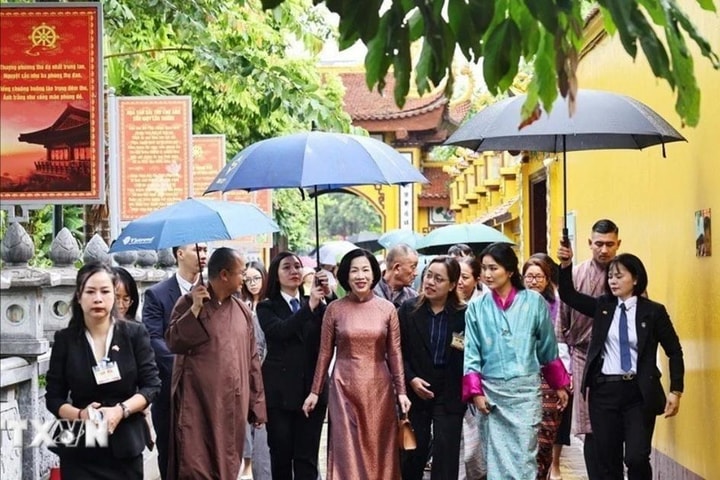 Phu nhân Chủ tịch nước và Hoàng hậu Bhutan dâng hương tại chùa Trấn Quốc