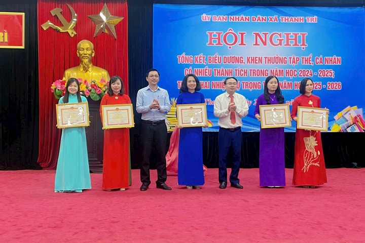 Xã Thanh Trì khen thưởng 59 tập thể, cá nhân hoàn thành tốt nhiệm vụ dạy và học