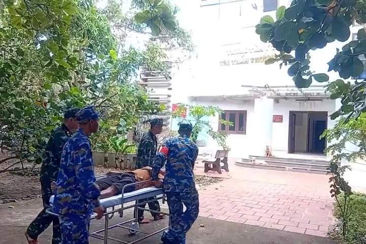 Kịp thời cấp cứu ngư dân bị nạn trên vùng biển Trường Sa
