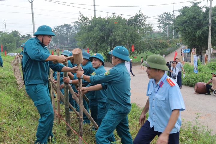 Giữ an toàn đê hữu Hồng đoạn xã Vật Lại