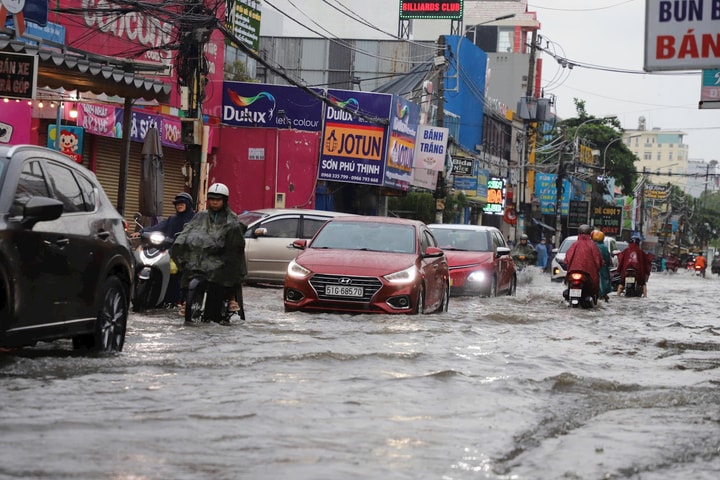 TP Hồ Chí Minh: Mưa lớn gây ngập sâu, người dân vất vả di chuyển