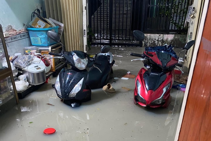 Khẩn trương trợ giúp người dân vùng ngập lụt ở phường Long Bình tỉnh Đồng Nai
