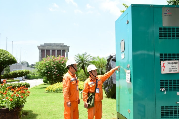 Những người thợ lặng lẽ "thắp sáng" từng khoảnh khắc đáng nhớ của đại lễ A80