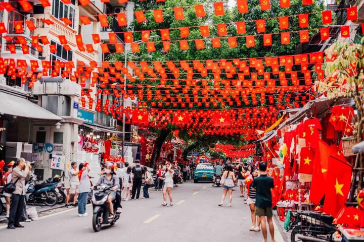 Hà Nội rực rỡ cờ hoa chào đón ngày hội non sông