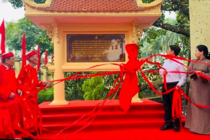 Phường Xuân Phương gắn biển địa điểm Bác Hồ về thăm Nhân dân Kiều Mai