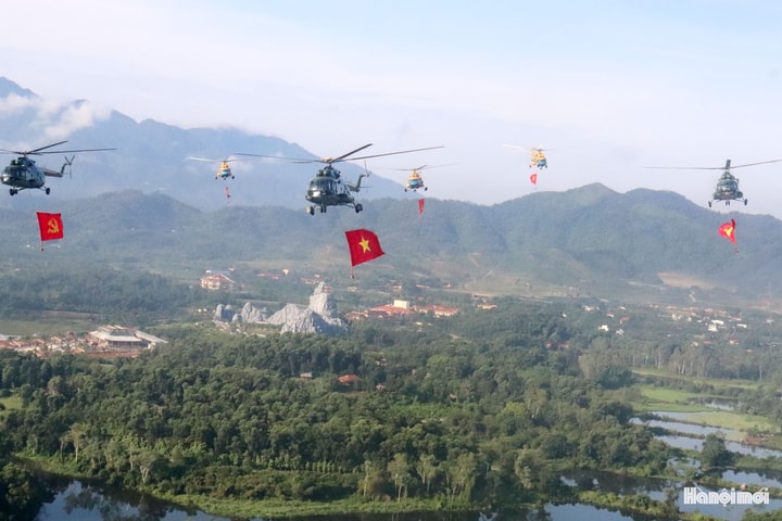 Phi đội trực thăng mang cờ Đảng, cờ Tổ quốc sẵn sàng cho lễ diễu binh lịch sử