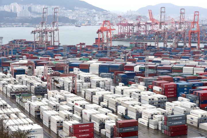 Hàn Quốc giảm một nửa dự báo tăng trưởng kinh tế năm 2025