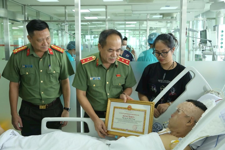 Tặng Bằng khen của Chủ tịch UBND TP Hà Nội cho Đại úy Lê Đình Công