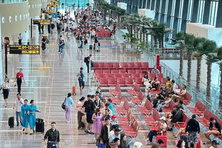 Sân bay Tân Sơn Nhất dự kiến đón 130.000 khách trong ngày cao điểm dịp 2-9