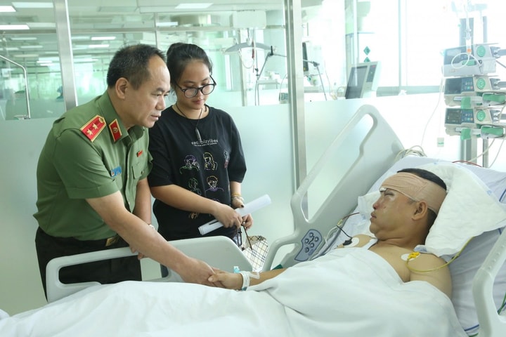 Giám đốc Công an Hà Nội thăm hỏi cán bộ Cảnh sát cơ động bị thương khi làm nhiệm vụ A80