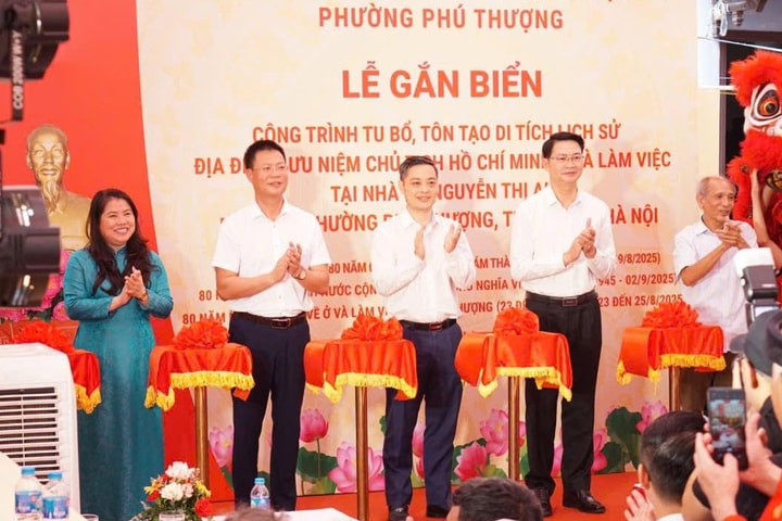 Phường Phú Thượng gắn biển công trình lưu niệm 80 năm Chủ tịch Hồ Chí Minh về ở, làm việc