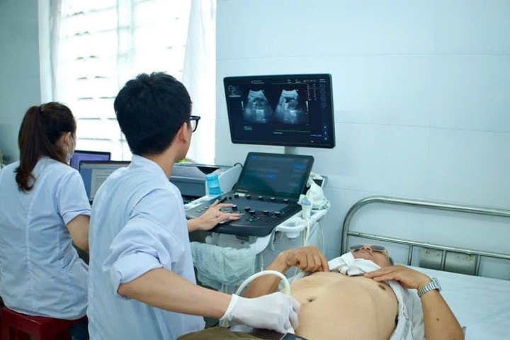 Khám sức khỏe, cấp thuốc và tặng quà miễn phí cho người có công với cách mạng