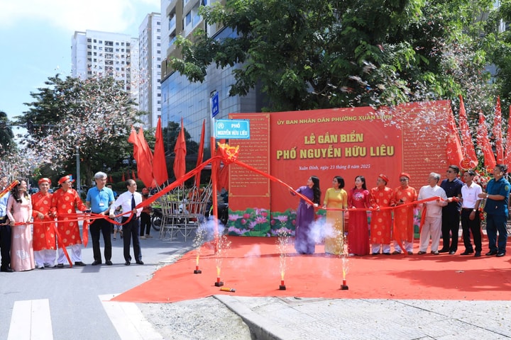 Phường Xuân Đỉnh gắn biển tên phố Nguyễn Hữu Liêu và Doãn Khuê