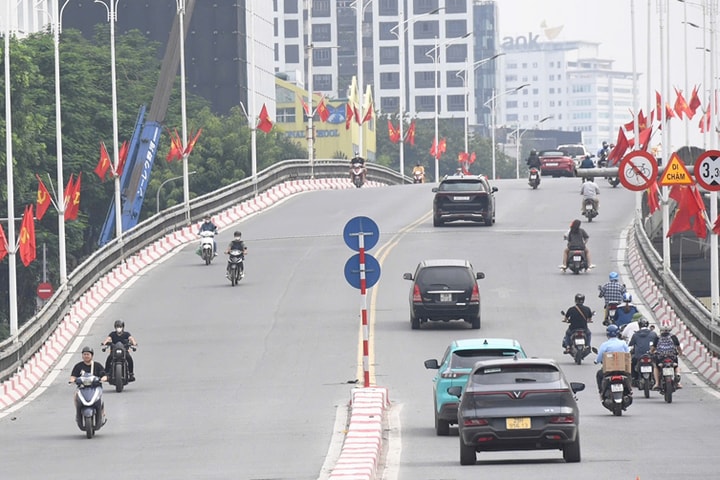 Hà Nội ngày nắng gián đoạn, chiều tối có mưa dông rải rác