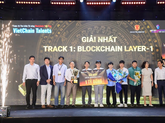 4 nhà vô địch trong cuộc thi Tìm kiếm tài năng Blockchain Việt Nam