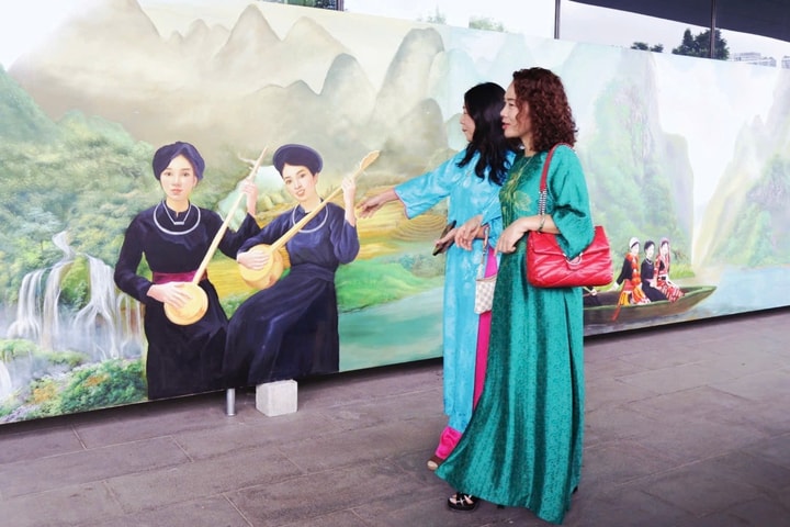 Thưởng lãm bộ tranh “Chào Việt Nam - Quê hương tôi” - bản trường ca hội họa trải dài hơn 300 mét