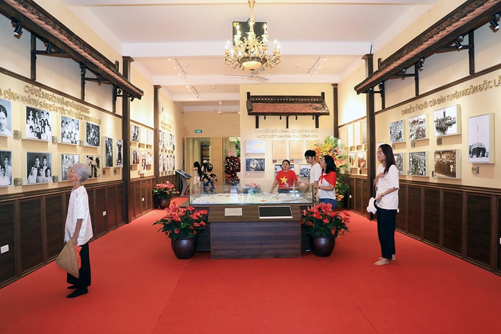 Thăm nơi Bác Hồ viết Tuyên ngôn Độc lập
