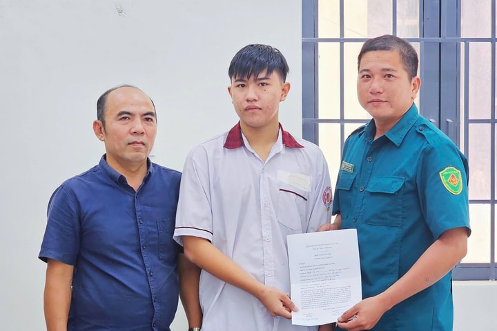 Nhiều thanh niên TP Hồ Chí Minh hăng hái viết đơn tình nguyện nhập ngũ