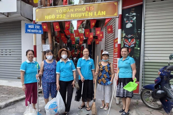 Hàng trăm phụ nữ chung tay dọn sạch ngõ phố, làm đẹp Thủ đô