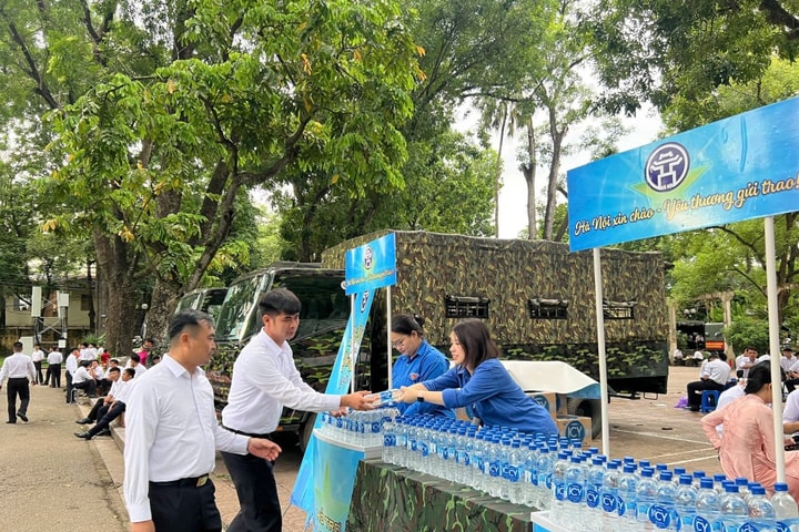 Hà Nội phát hàng nghìn chai nước, hộp sữa phục vụ đại lễ A80