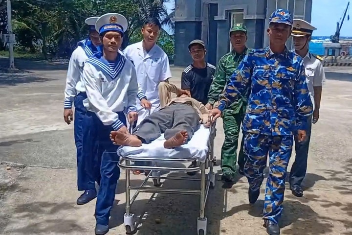 Đảo Trường Sa kịp thời cấp cứu ngư dân bị đột quỵ