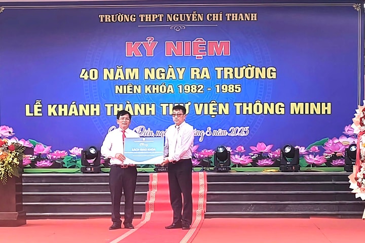 NXB Giáo dục Việt Nam trao sách tặng thư viện Trường THPT Nguyễn Chí Thanh