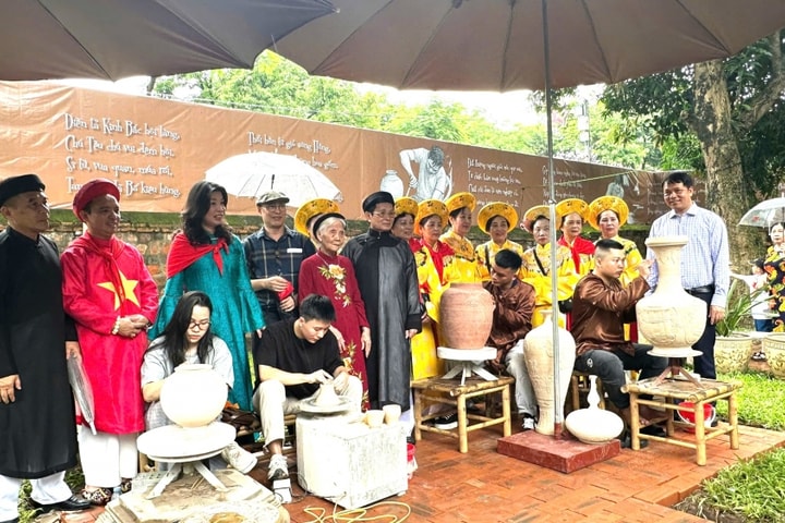 Khai mạc trưng bày "Tình đất và gốm"