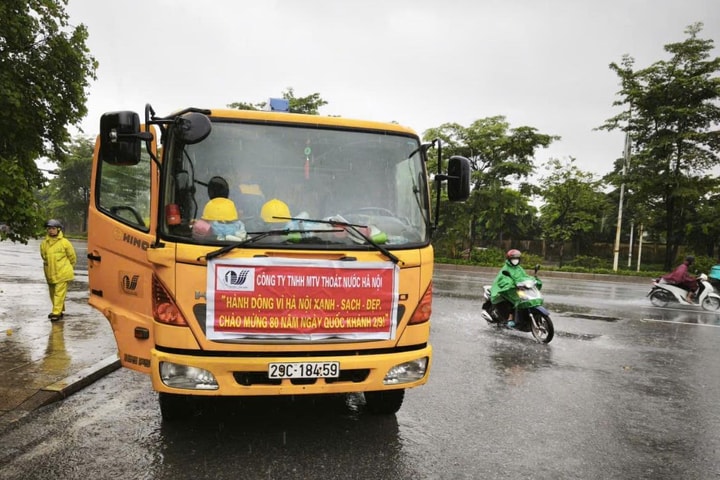 Công nhân thoát nước: 100% quân số ứng trực 24/24h ứng phó bão số 5 và phục vụ Đại lễ A80