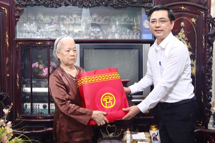 Xã Thanh Trì thăm, tặng quà các gia đình có công tiêu biểu