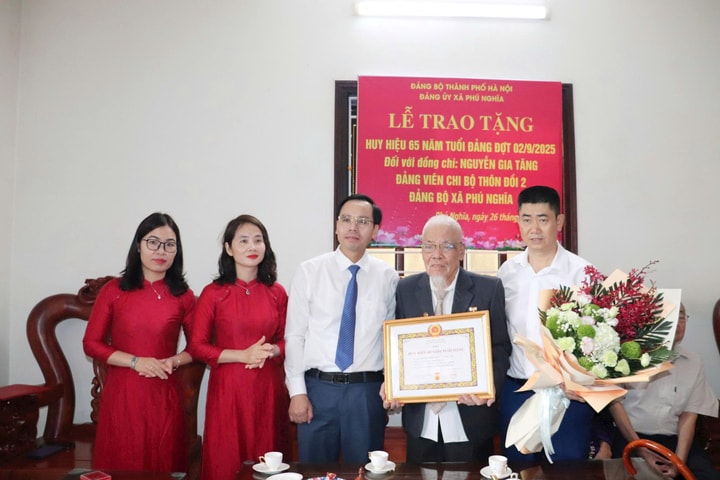 22 đảng viên xã Phú Nghĩa nhận Huy hiệu Đảng đợt 2-9