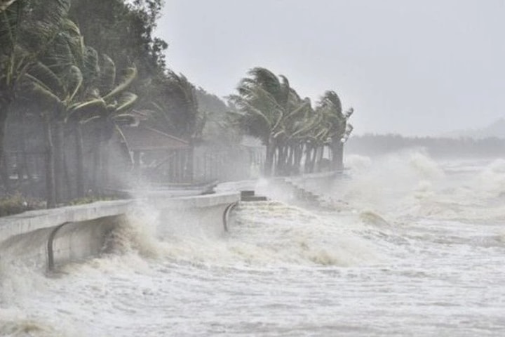Xuất hiện vùng áp thấp gần Biển Đông đang mạnh lên