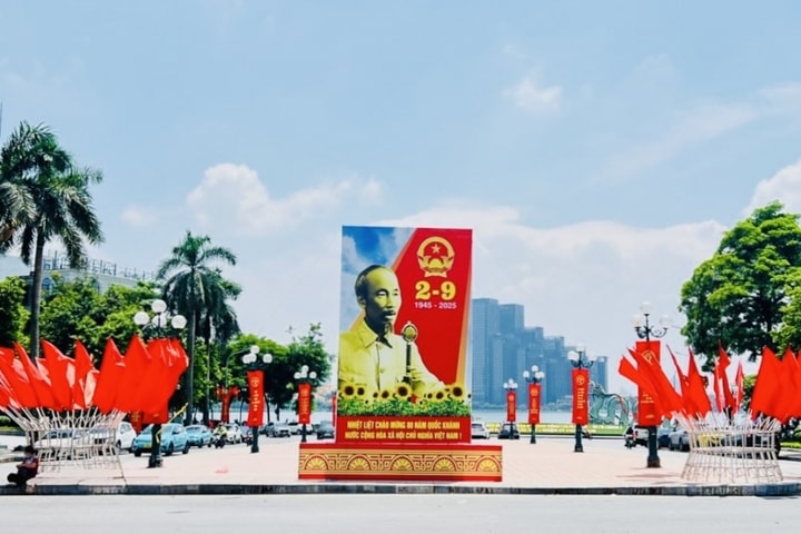 Hà Nội Phường Tây Hồ rực rỡ cờ hoa chào mừng Quốc khánh 2/9