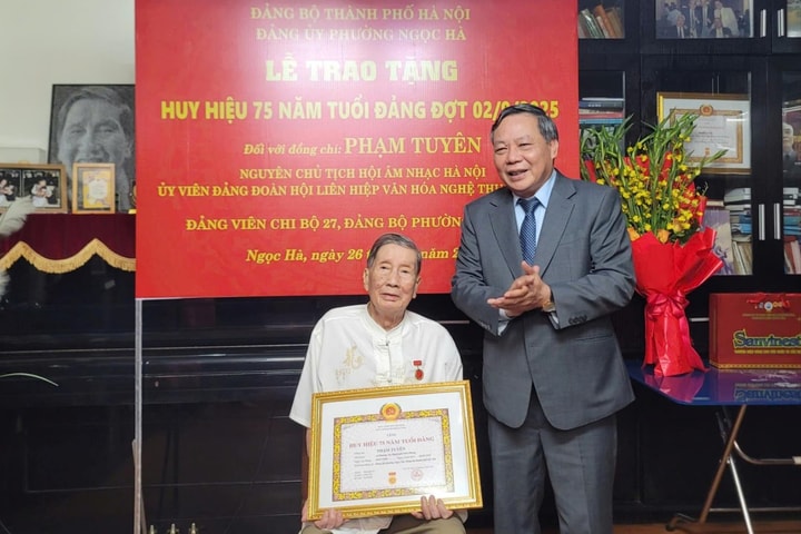 Trao Huy hiệu 75 năm tuổi Đảng tặng nhạc sĩ Phạm Tuyên