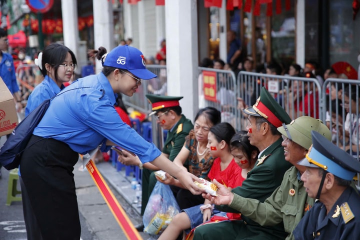 Áo xanh tình nguyện tiếp sức A80