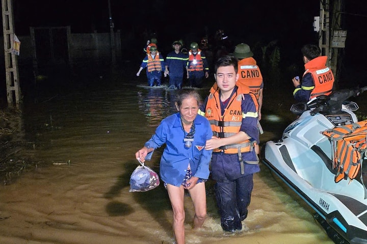 Công an Thanh Hóa và Nghệ An nỗ lực giúp dân ứng phó với mưa bão