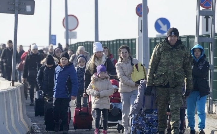 Ukraine nới lỏng lệnh cấm đi lại với người dưới 22 tuổi