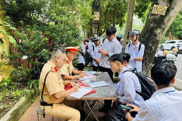 Hà Nội mở tháng cao điểm an toàn giao thông cho học sinh đến trường