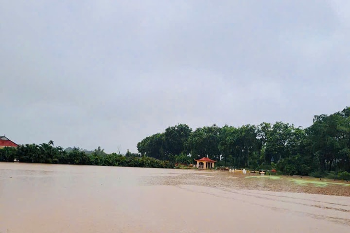 Xã Phúc Thọ: Nước sông Tích tràn đê bao, 86 hộ dân khu vực xóm Đồi Ó bị cô lập