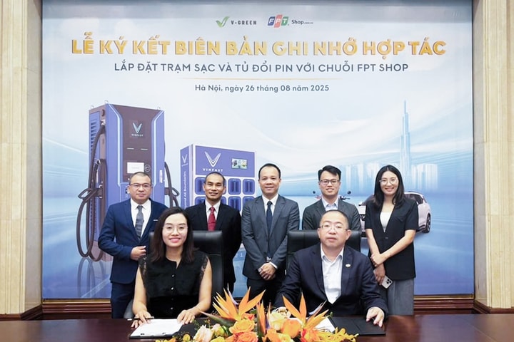 V-Green và FPT Retail triển khai hàng nghìn điểm sạc ô tô điện và đổi pin xe máy điện
