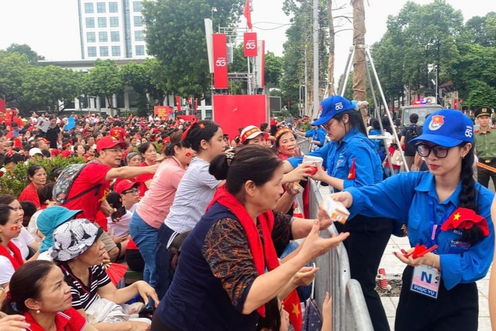 “Dải phân cách mềm” mang tên thanh niên tình nguyện