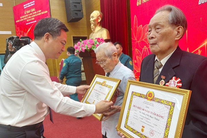 Phường Đống Đa có 190 đảng viên vinh dự nhận Huy hiệu Đảng