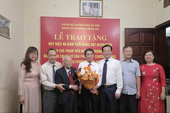 Phường Hồng Hà trao Huy hiệu Đảng tặng các đảng viên lão thành