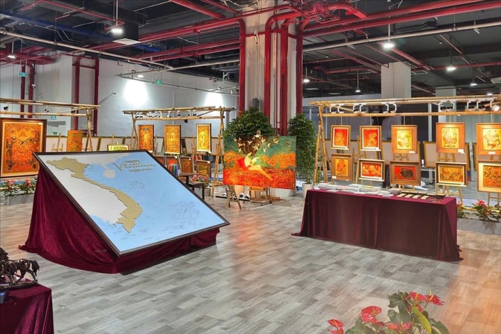 Thưởng lãm tranh sơn mài khắc đương đại trong không gian Triển lãm Thành tựu đất nước