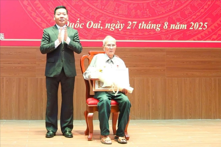 Xã Quốc Oai có 59 đảng viên được trao tặng Huy hiệu Đảng đợt 2-9