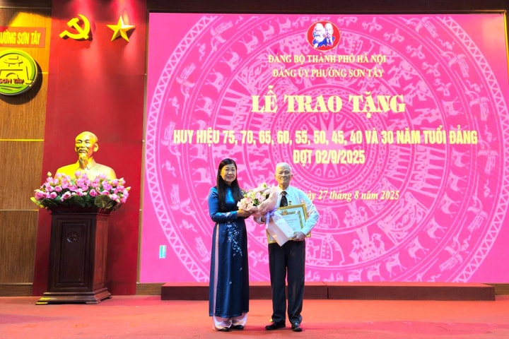 Chủ tịch Ủy ban MTTQ Việt Nam thành phố Hà Nội Nguyễn Lan Hương dự Lễ trao Huy hiệu Đảng tại phường Sơn Tây
