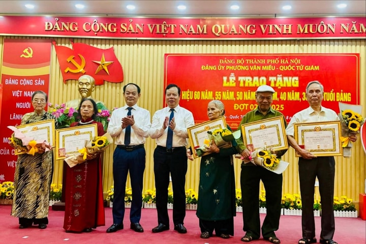 150 đảng viên Đảng bộ phường Văn Miếu - Quốc Tử Giám nhận Huy hiệu Đảng