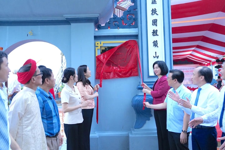 Phó Chủ tịch Thường trực HĐND thành phố Hà Nội Phùng Thị Hồng Hà dự Lễ gắn biển công trình đền Thanh Ấm