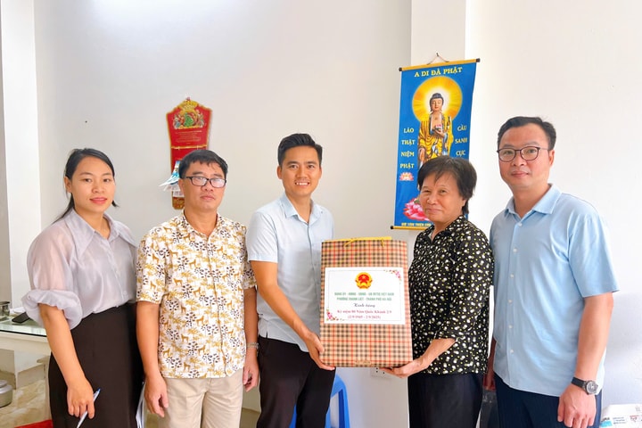 Phường Thanh Liệt thăm, tặng quà cá nhân tiêu biểu, người có công với cách mạng